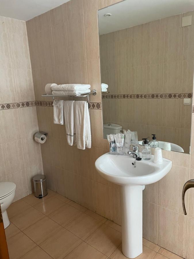 Hostal Maria Έλτσε Εξωτερικό φωτογραφία A typical bathroom in a hotel