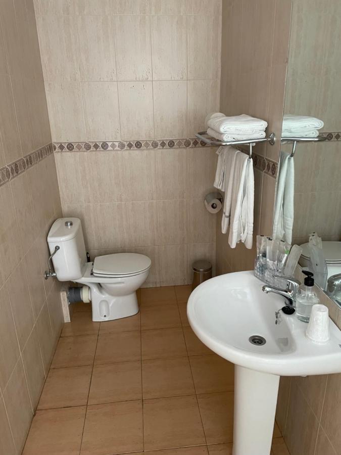 Hostal Maria Έλτσε Εξωτερικό φωτογραφία Bathroom in a hotel
