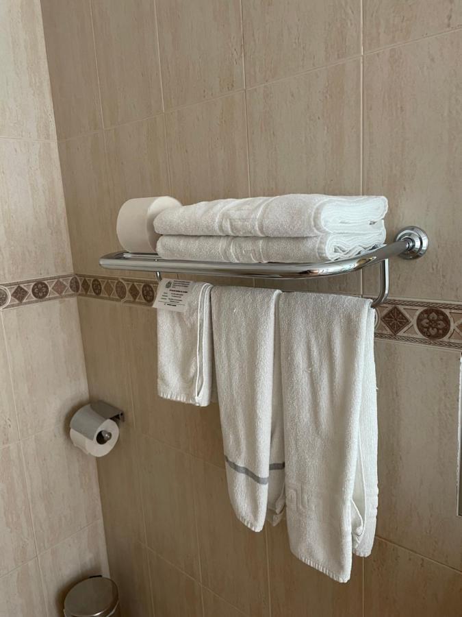 Hostal Maria Έλτσε Εξωτερικό φωτογραφία A towel rack with a shelf