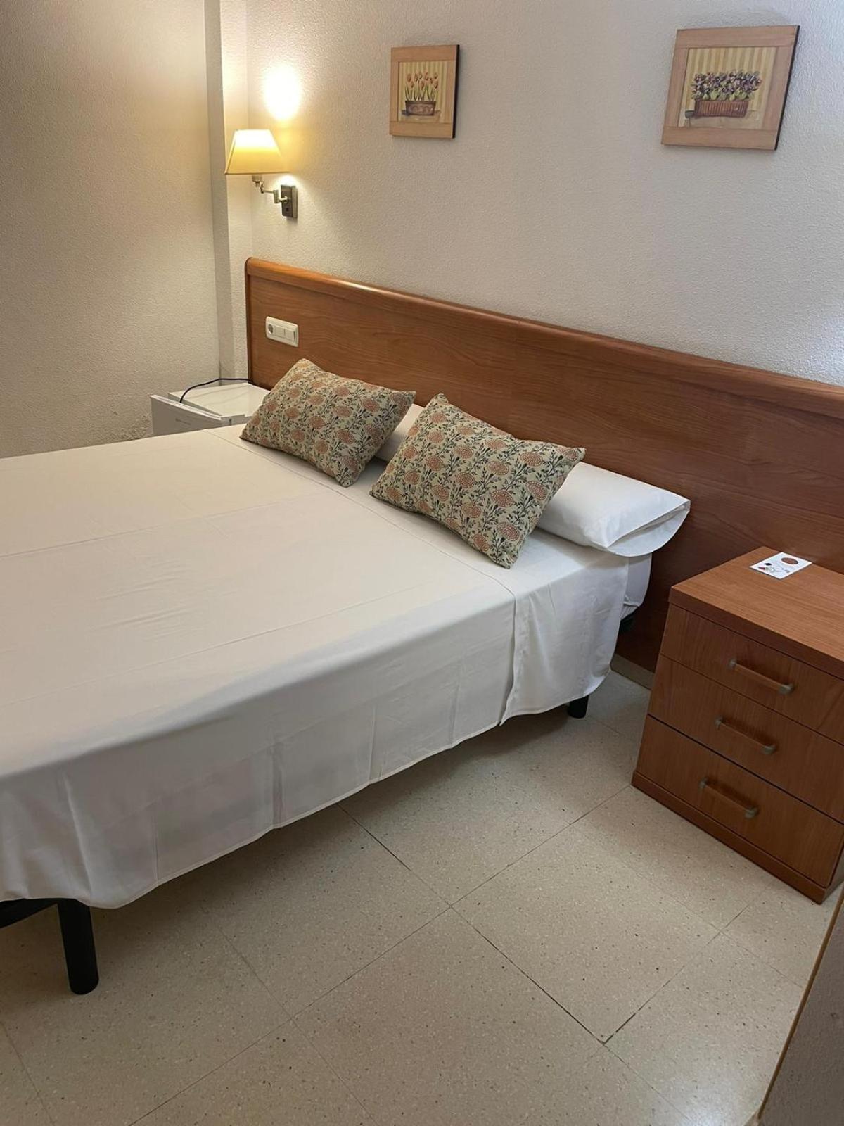 Hostal Maria Έλτσε Εξωτερικό φωτογραφία A bed with a mattress