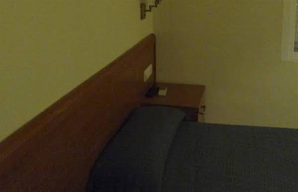 Hostal Maria Έλτσε Εξωτερικό φωτογραφία A door in a hospital ward