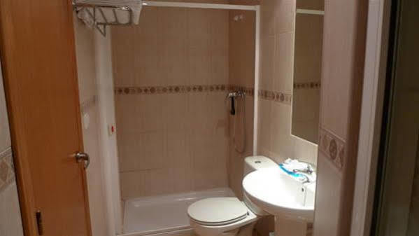 Hostal Maria Έλτσε Εξωτερικό φωτογραφία A shower cubicle